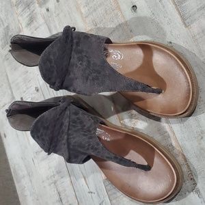 Very G. Leporad sandle